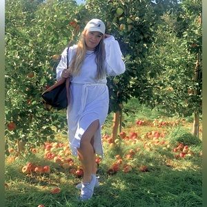 White/Cream SWEATSHIRT DRESS fromMisguided. Light sweatshirt material, tie waist